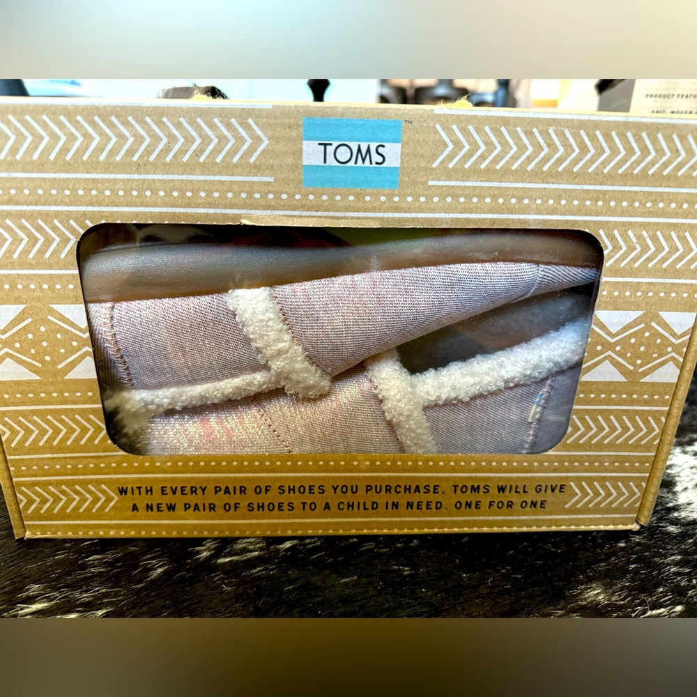 NEW: Tom’s rose gold slipper, size 5Y